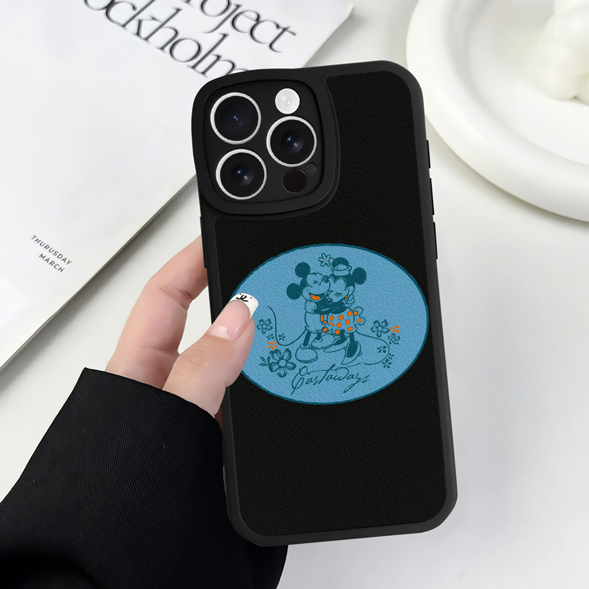 （画像用） ミッキーマウス Mickey Mouse 【iPhone 16シリーズ対応】シリコンスマホケース（レザー調） 材質：シリコン